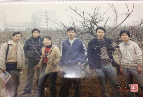 大学河畔诗友在桃园采风（右三：王太贵；右二：陈巨飞）